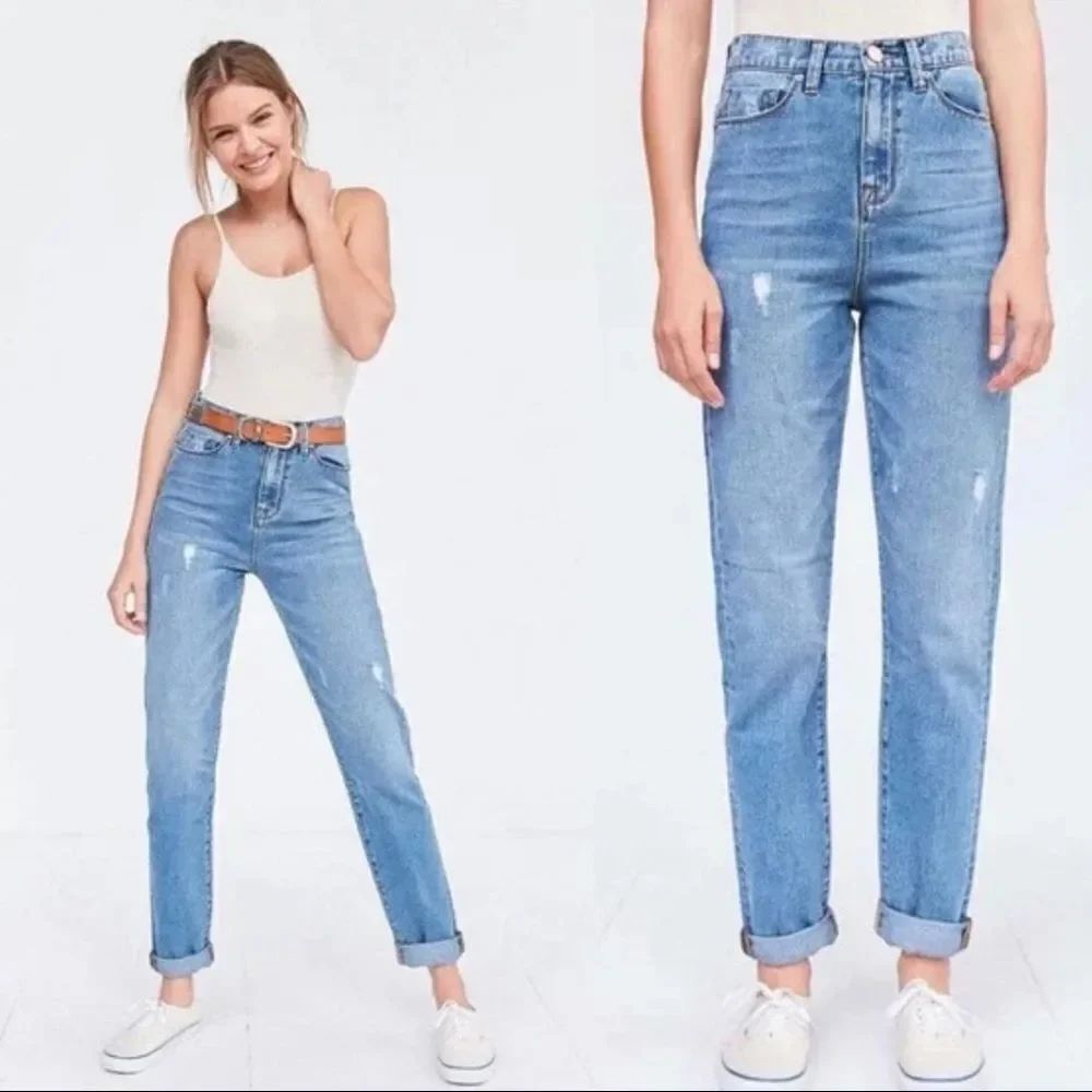 BDG Light Wash High Rise Mom Jeans Size 25 - Urban Outfitters